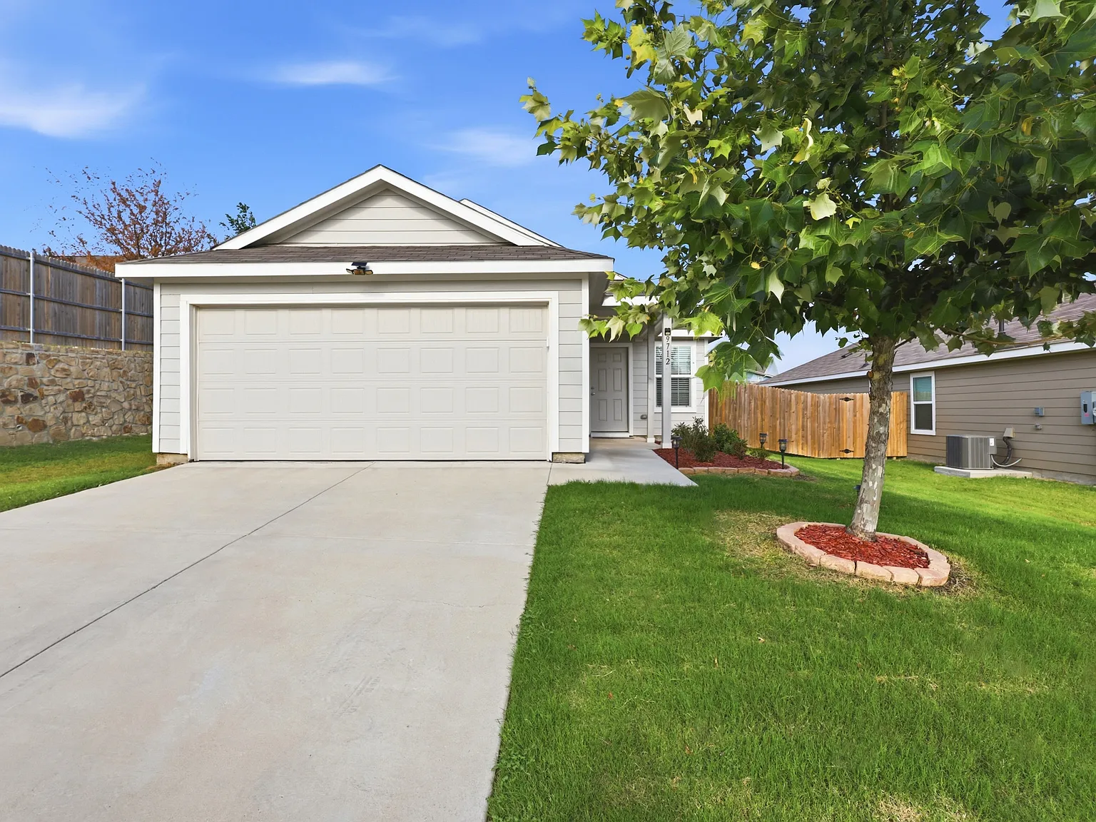 3 bed, 1266 sqft, $1,950 — Photo 2