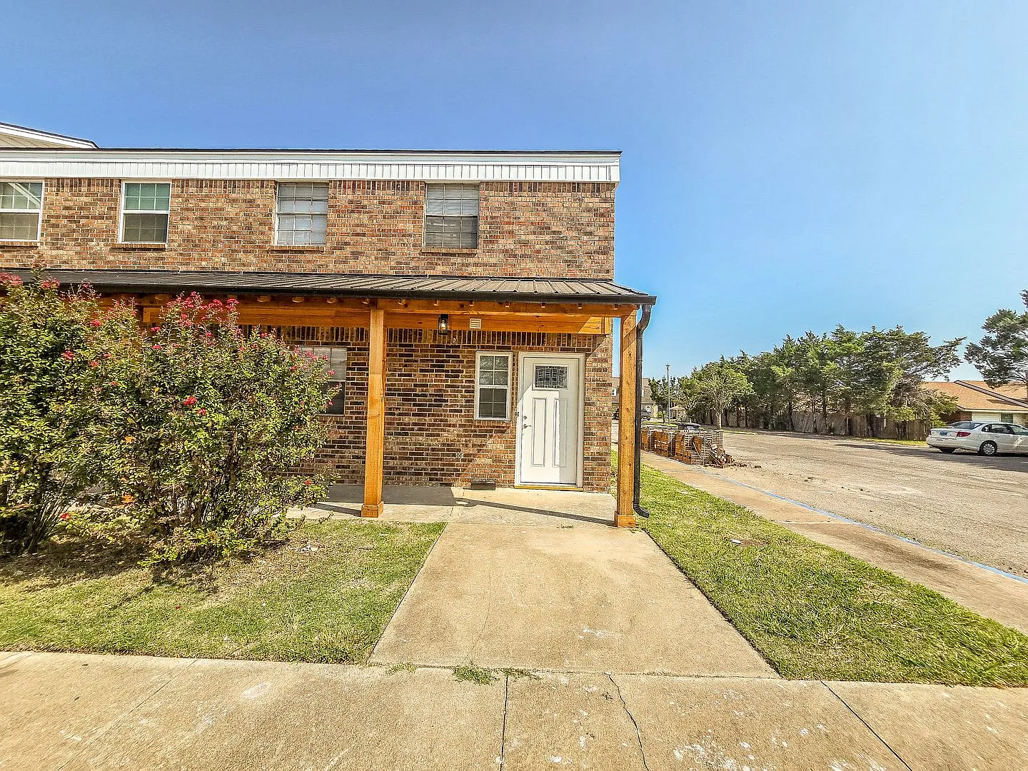 3 bed Brick Townhome in Shawnee — Photo 1