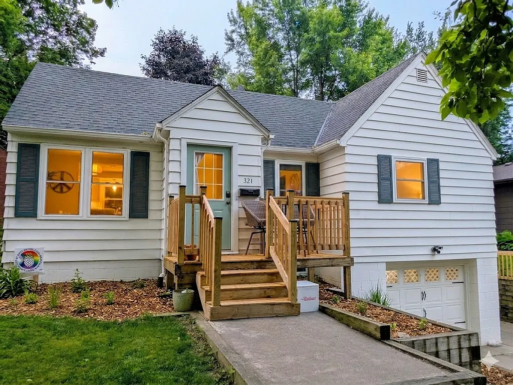 3 bed, 1382 sqft, $2,995 — Photo 1