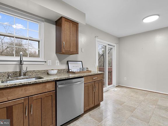 4th image of 22 Cross Laurel Ct