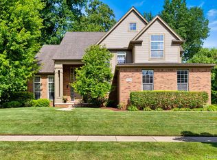 5634 Plantation Dr, Commerce Township, MI