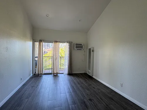 365 Burchett St Photo 1