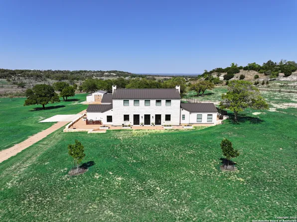 130 Overlook Dr, Fredericksburg, TX 78624