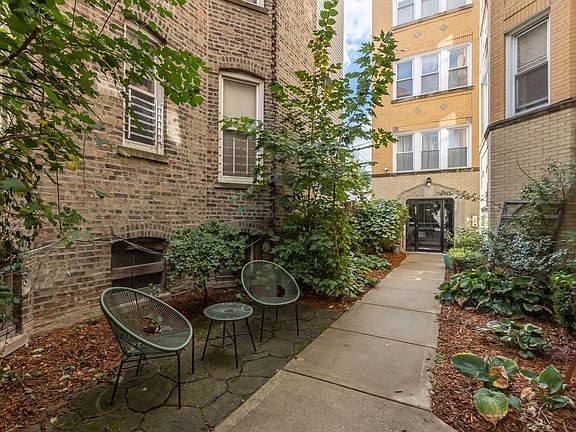 3rd image of 1432 N Maplewood Ave APT 303