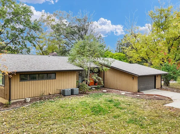 1010 Parkview Dr, Mahomet, IL 61853