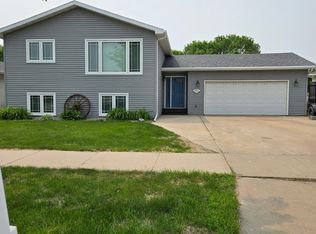 3710 Haleigh Dr, Grand Forks, ND 58201