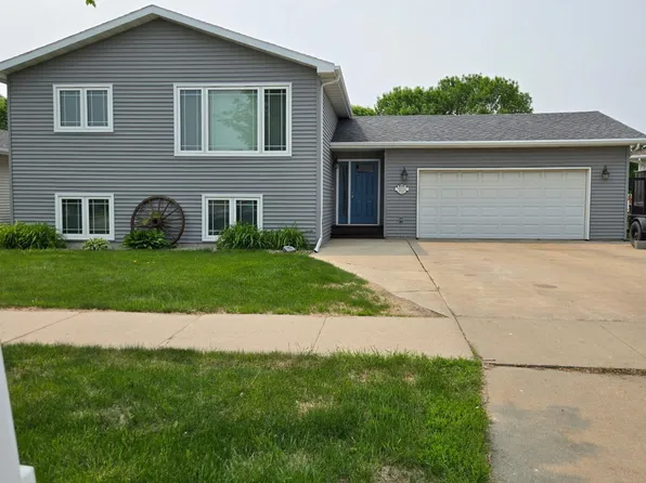 3710 Haleigh Dr, Grand Forks, ND 58201