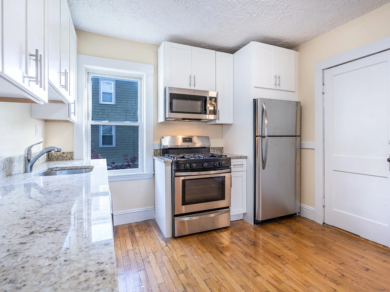 4 bed, 1100 sqft, $3,400 — Photo 2