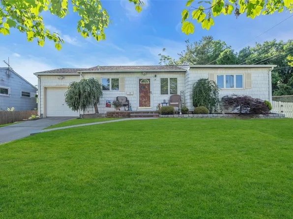 17 Gerhard Road, Plainview, NY 11803