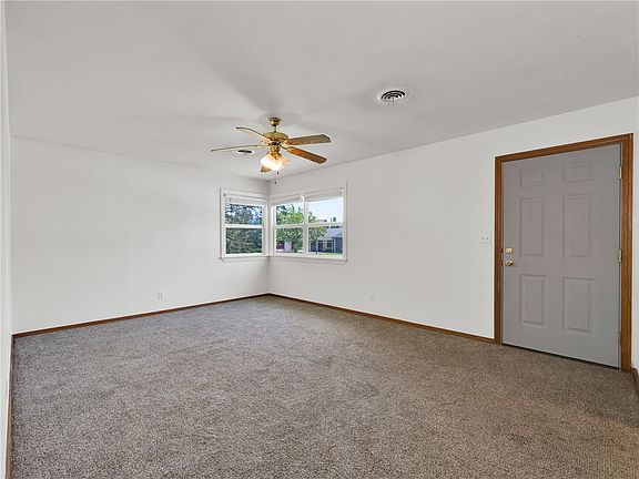 4th image of 211 S 13th Pl
