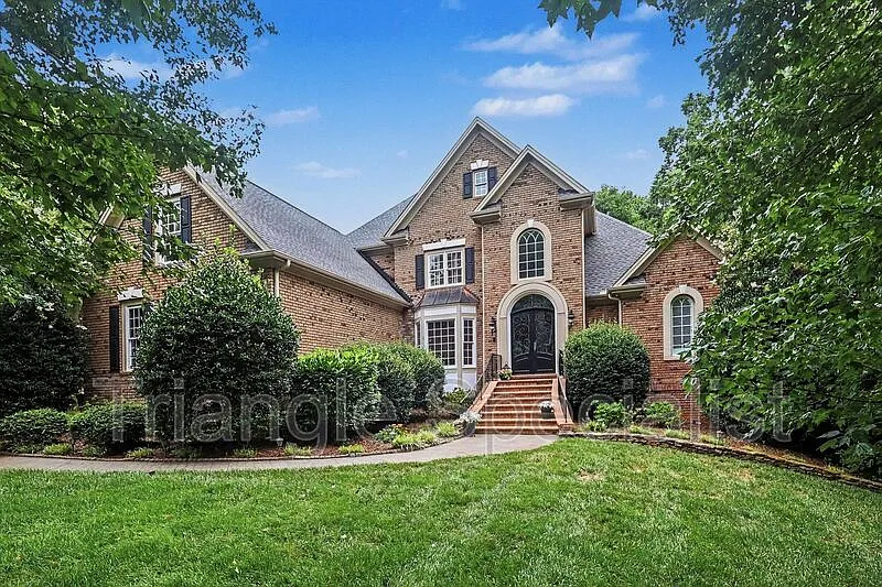 4 bed, 5.5 bath, 5767 sqft, $6,000 — Photo 2