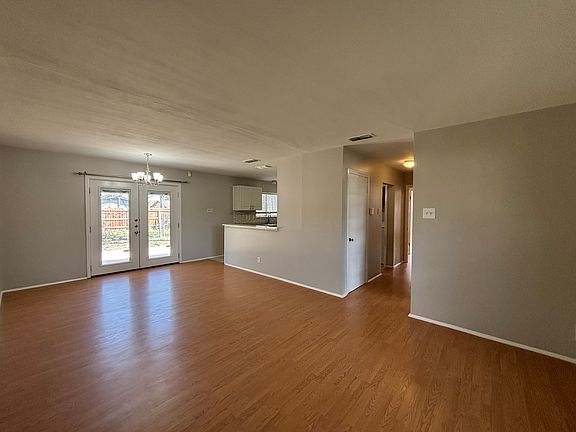 4th image of 3027 Shadow Bend Dr