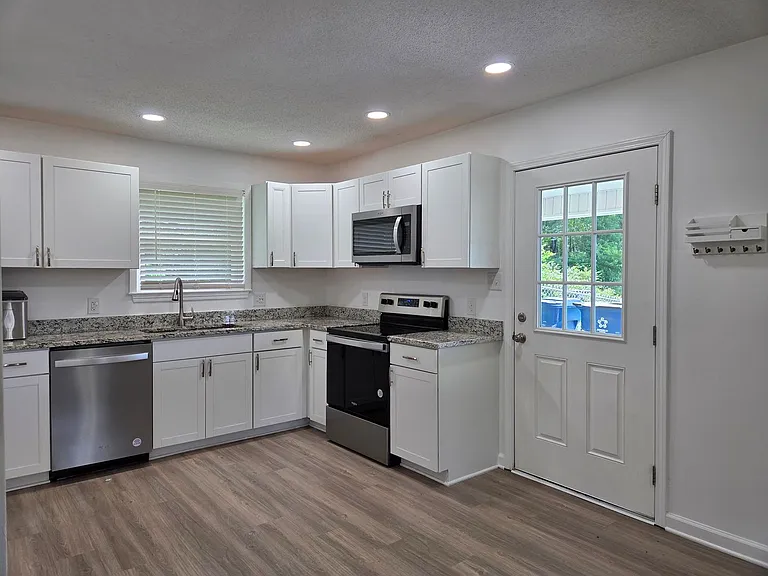 217 Foxwood Dr — Photo 5