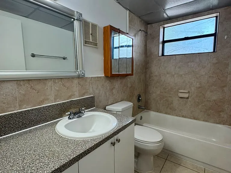 1130 W 37th St #1 — Photo 8