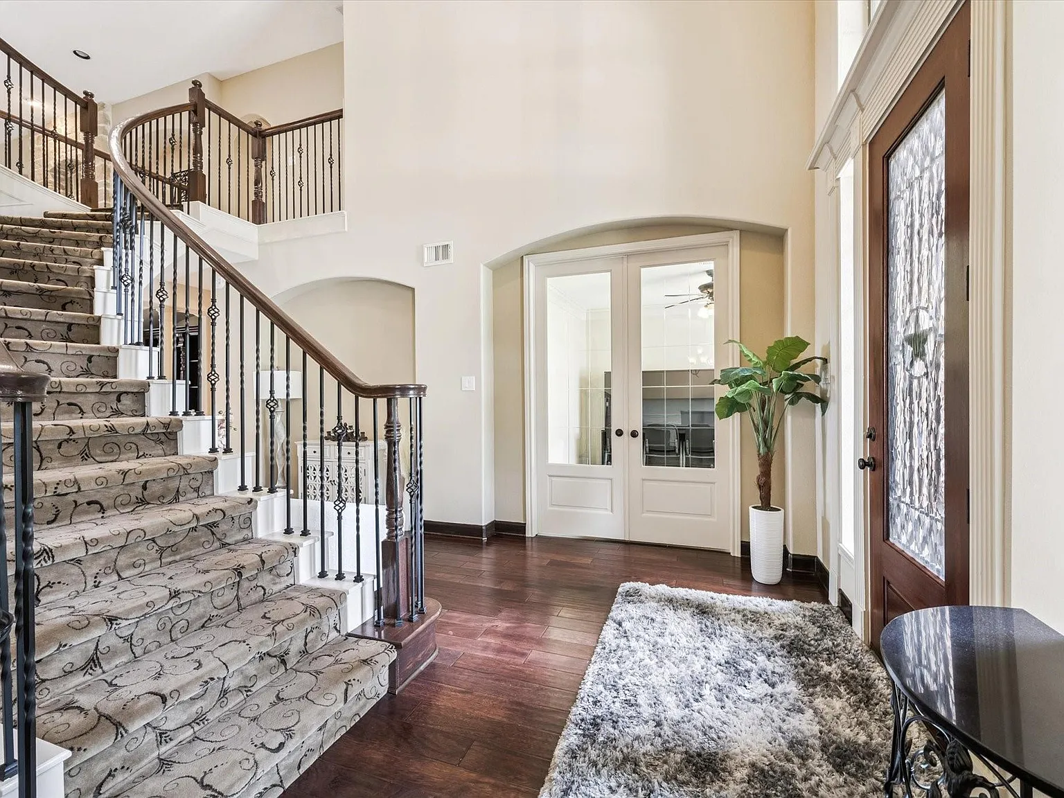 5 bed, 5.5 bath, 5932 sqft, $5,500 — Photo 2