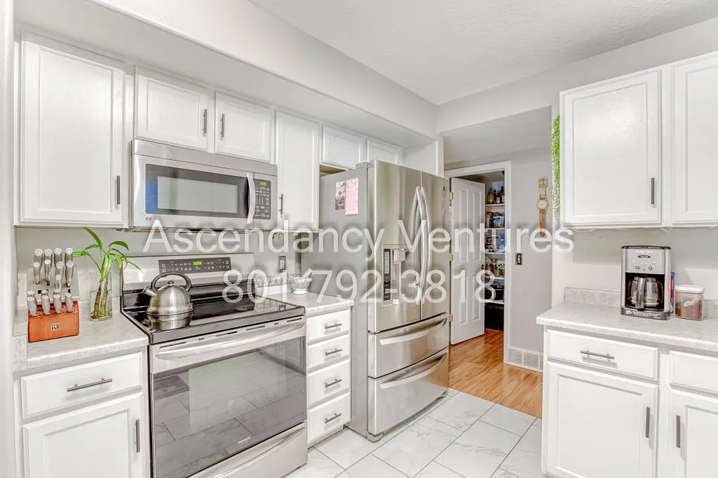 171 Calais Ln Suite A — Photo 3