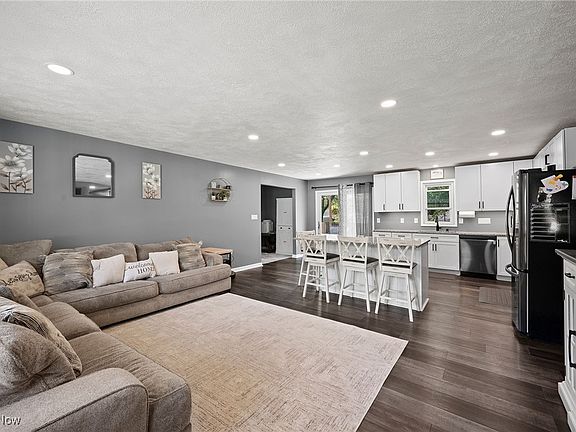 3rd image of 8696 Parkdale Dr