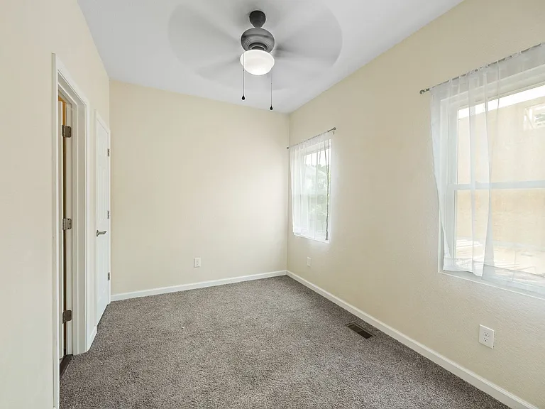831 W 35th St — Photo 14