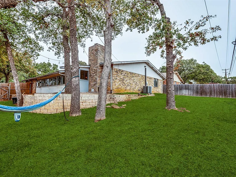 2201 Cottonwood Ln — Photo 4