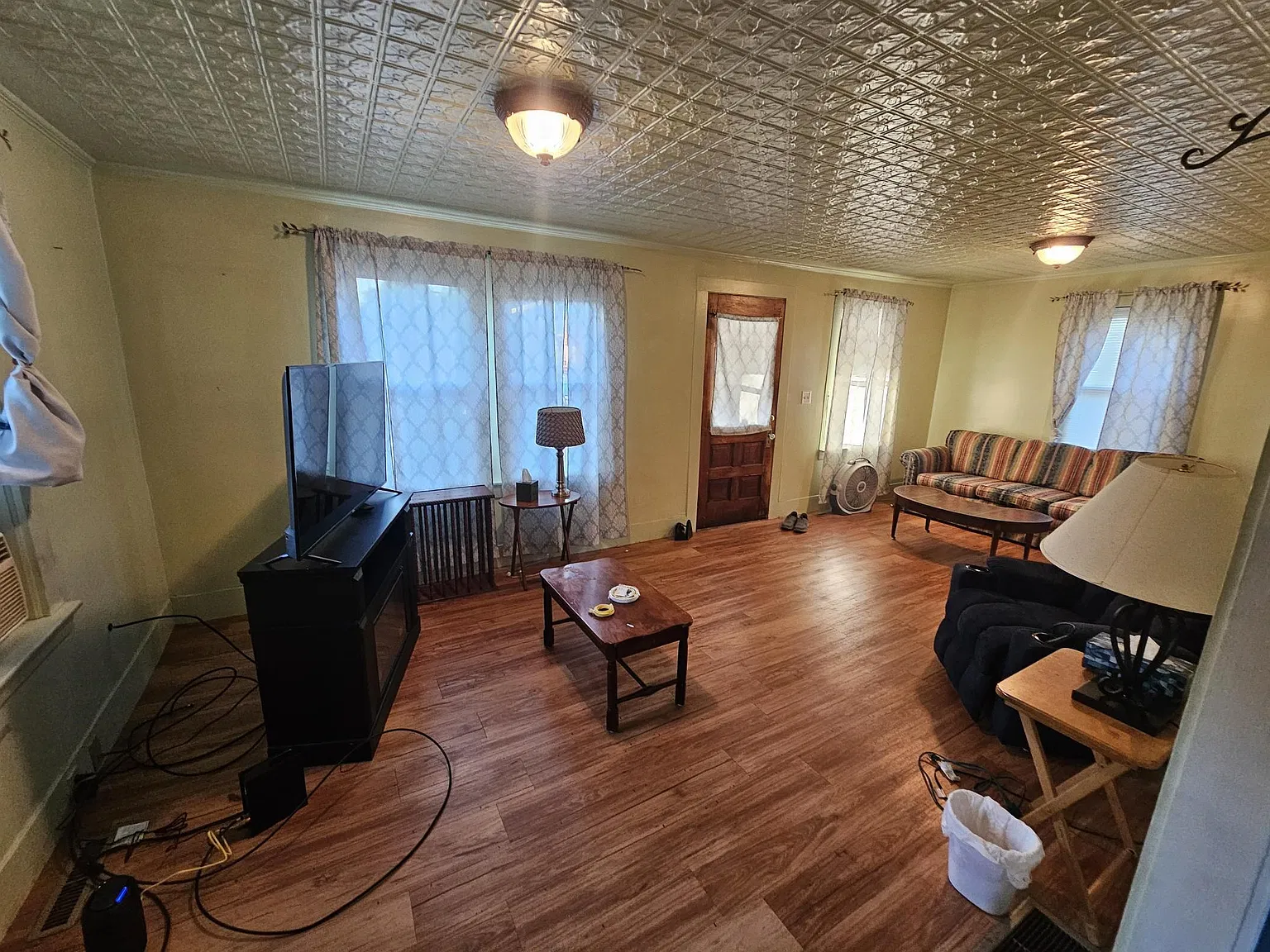 3 bed, 1.0 bath, 1152 sqft, $2,750 — Photo 2