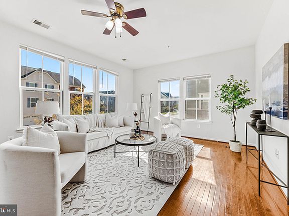 5th image of 546 Fox River Hills Way