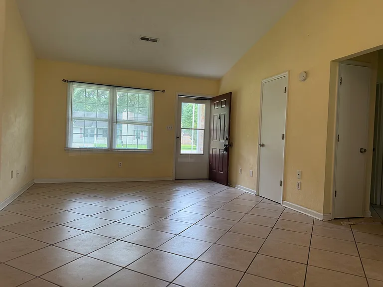 403 Meadowbrook Dr — Photo 3