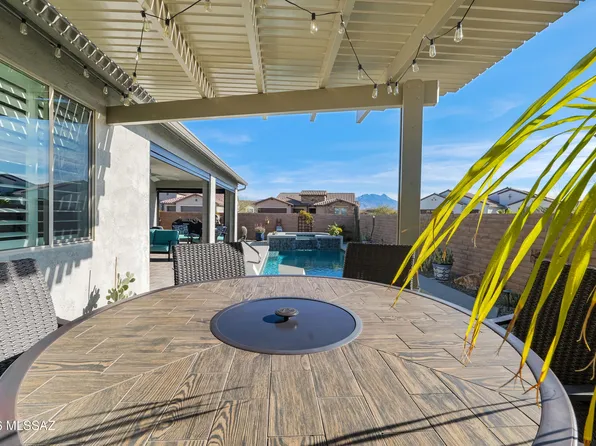 1438 E Golden Rock Way, Green Valley, AZ 85614