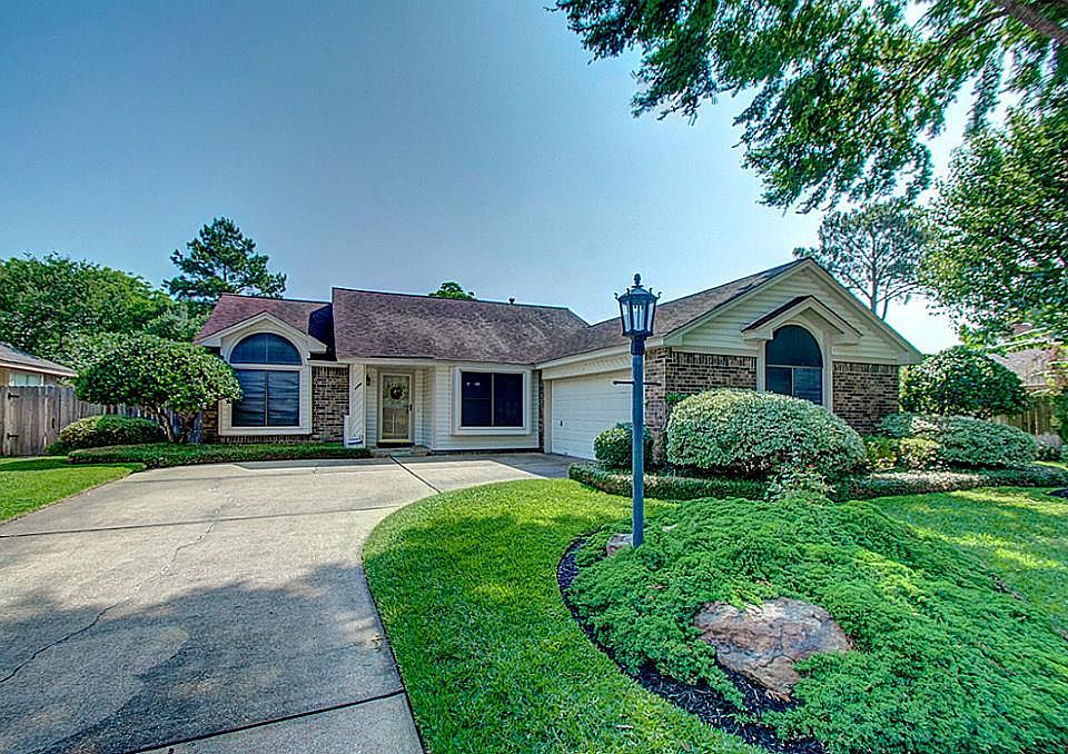 1st image of 15866 Meadow Village Dr
