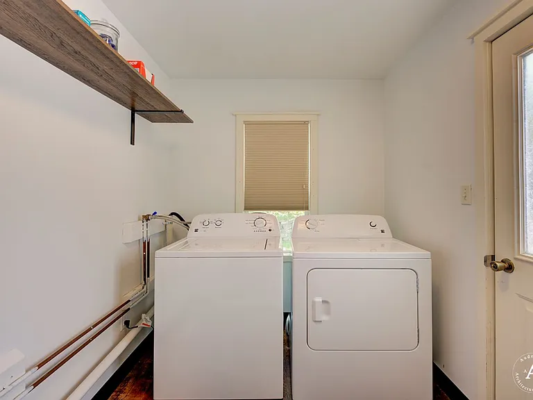 909 5th Ave — Photo 17