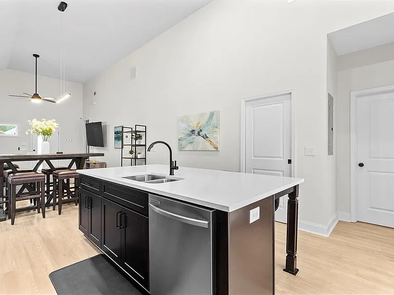 624 Robert St NW — Photo 5
