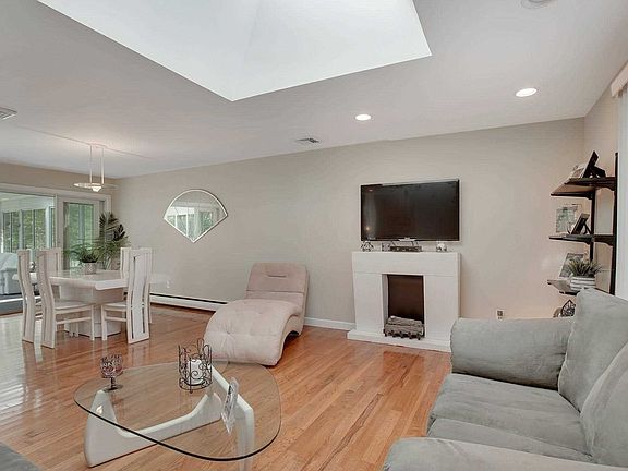 3rd image of 2423 Pine Grove Ct