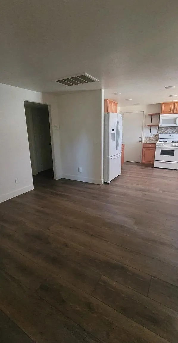 2624 W Orangewood Ave — Photo 3