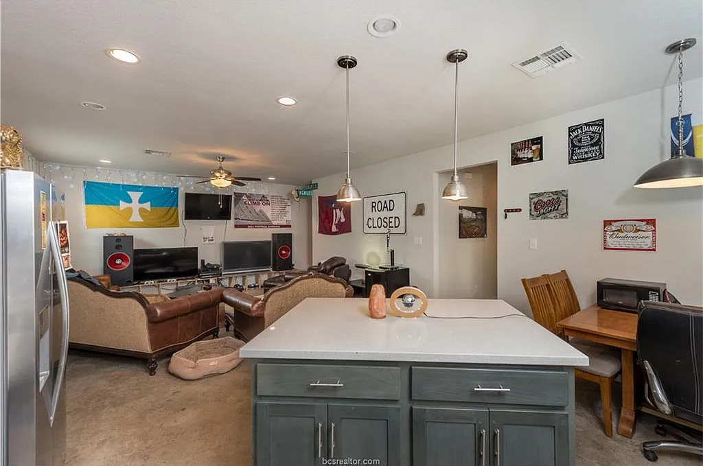 5 bed, 4.5 bath, 2012 sqft, $2,600 — Photo 3