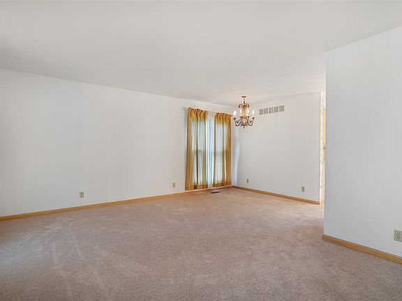 4th image of 141 Hawthorne Dr