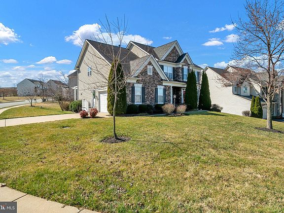 4th image of 4 Palisades Dr
