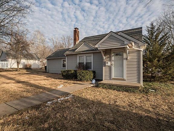 The front door photo makes this look like a little house......it is deceiving!