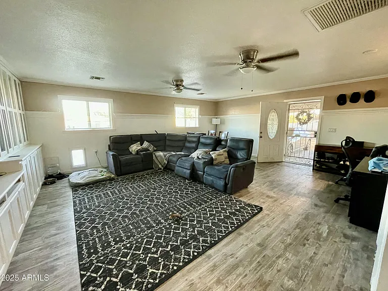 1100 N Brown Ave — Photo 36
