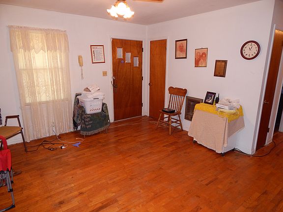 5th image of 110 Oak Dr S