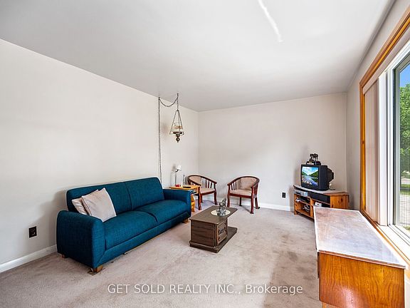 3rd image of 131 Clearbrooke Cir