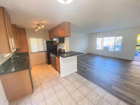 3rd image of 1000 Estes St Unit 43