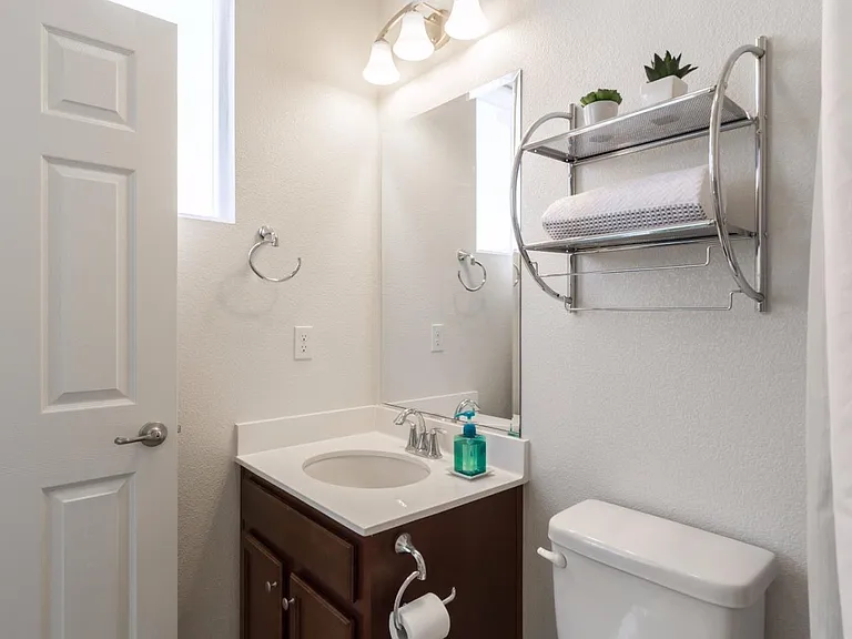 3rd floor - bathroom in bedroom