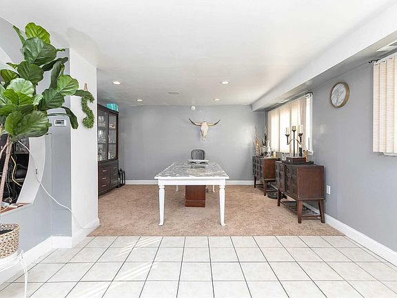 5th image of 41 Dahlia Dr W