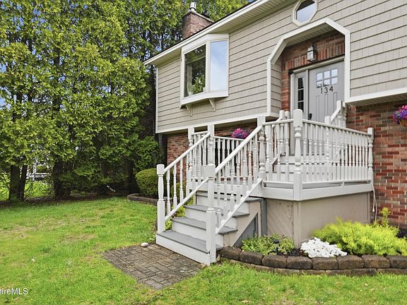 4th image of 134 Oak Hill Rd