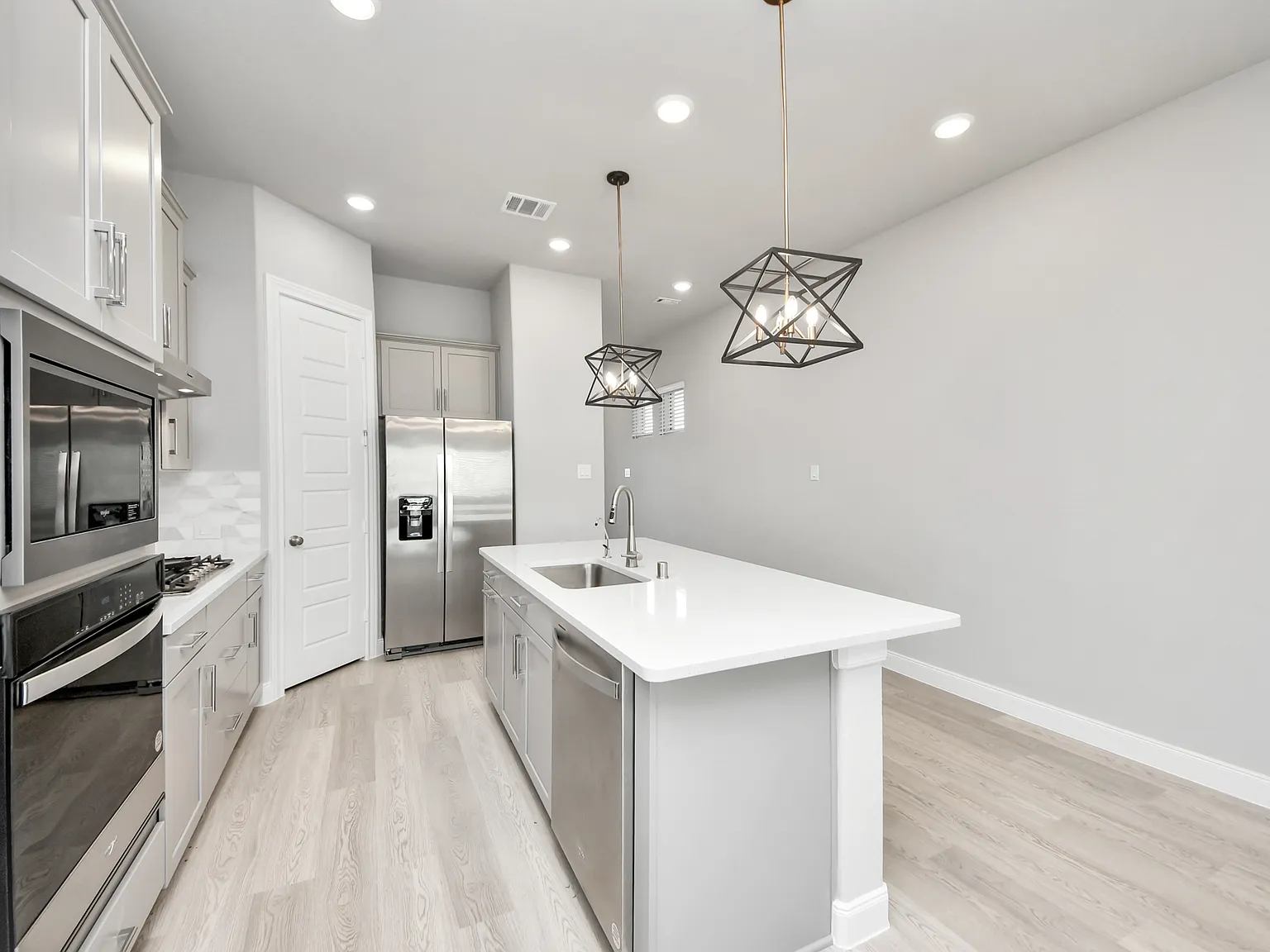 3005 Manor Heights Ln — Photo 2