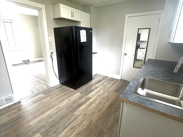 702 Fairview Ave — Photo 2