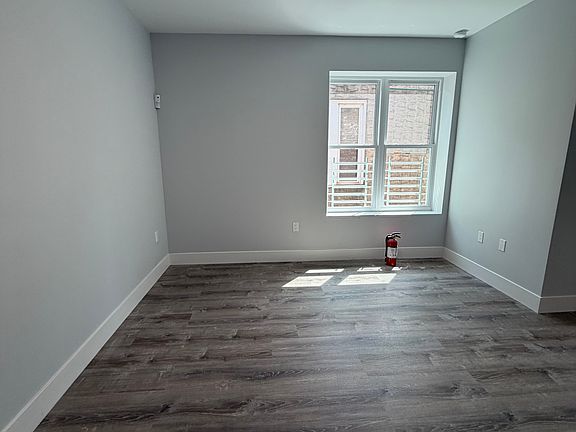 4th image of 472 Herzl St #2