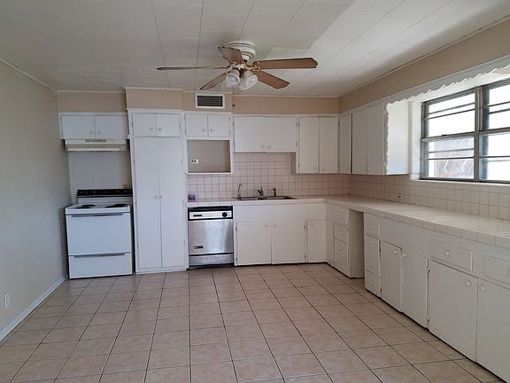 Country kitchen,great counter space