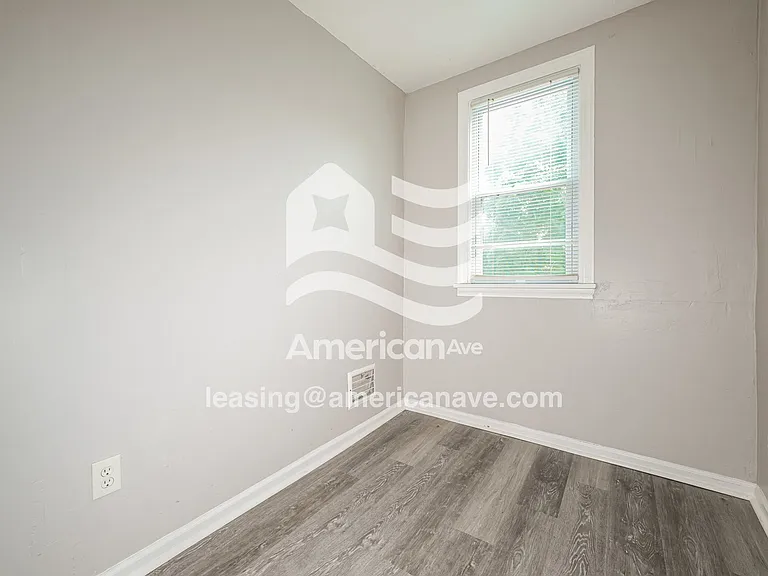 1558571_012_bedroom_12.jpg