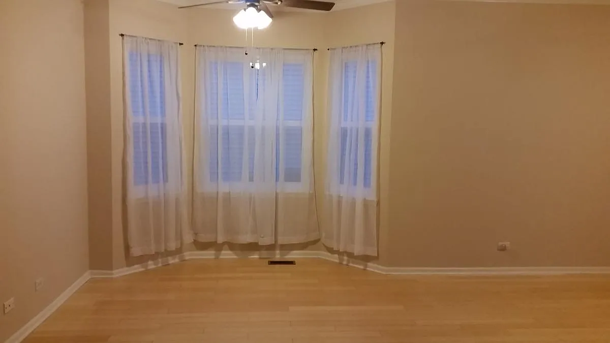 4 bed, 2.5 bath, 1940 sqft, $2,700 — Photo 2