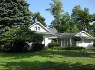 157 N Maple Dr, Williamsville, NY 14221